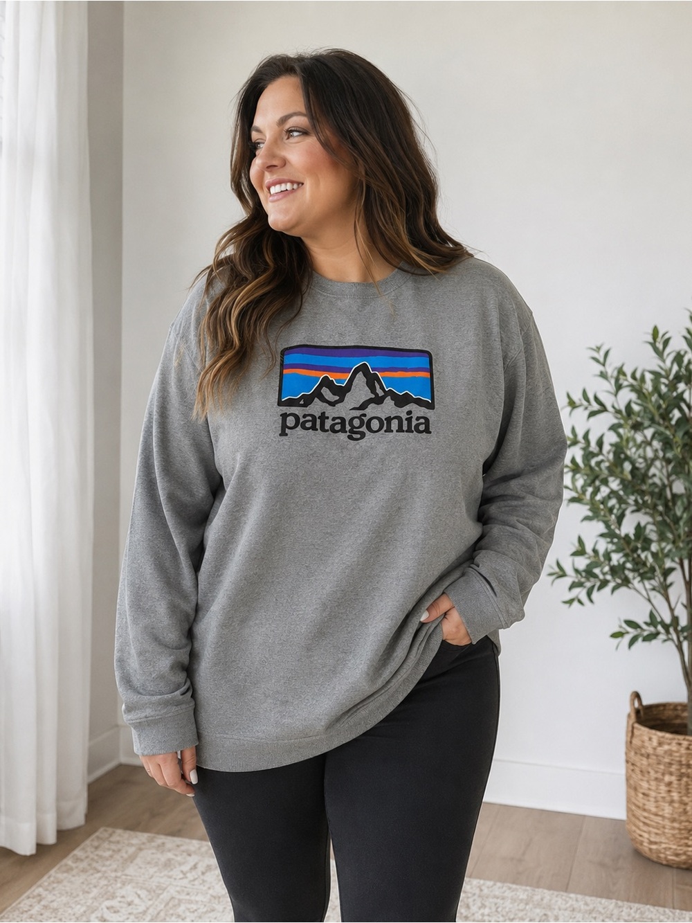 Patagonia Women's XL Gray Logo Crewneck Sweatshirt